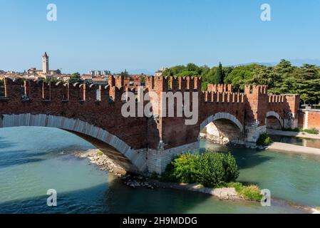 L'iconico Ponte Scaligero medievale di Verona attraversa l'Adige, Italia Foto Stock