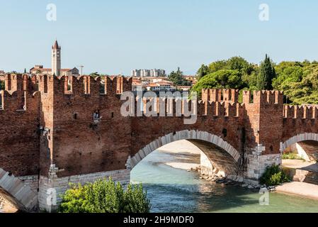 L'iconico Ponte Scaligero medievale di Verona attraversa l'Adige, Italia Foto Stock