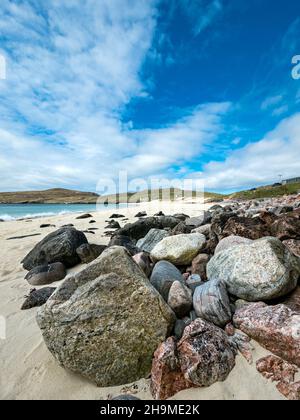 Ciottoli, massi e sulla remota e bellissima spiaggia deserta di Hushinish (Traigh Huisinis) a maggio, isola di Harris, Ebridi esterne, Scozia, Regno Unito Foto Stock