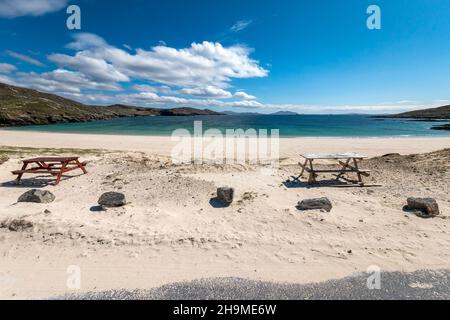 Tavoli da picnic presso la spiaggia remota e bella di Hushinish (Traigh Huisinis) sull'isola di Harris nelle Ebridi esterne, Scozia, Regno Unito Foto Stock