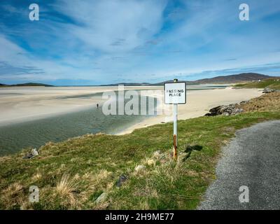 Strada passando posto dalla bella spiaggia di Luskentire (Traigh Losgaintir) sulla remota isola Ebridea di Harris nelle Ebridi esterne, Scozia, Regno Unito Foto Stock