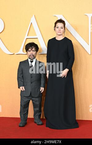 Londra, UK, 7th dicembre 2021, Peter Dinklage e la moglie Erica Schmidt arrevers al CYRANO Premiere di Odeon Luxe Leicester Square London, UK il 7th dicembre 2012. Foto Stock