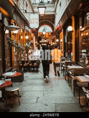 Interno di Passage des Panoramas - i passaggi coperti più antichi di Parigi. Il passaggio è stato aperto nel 1800. PARIGI, FRANCIA Foto Stock