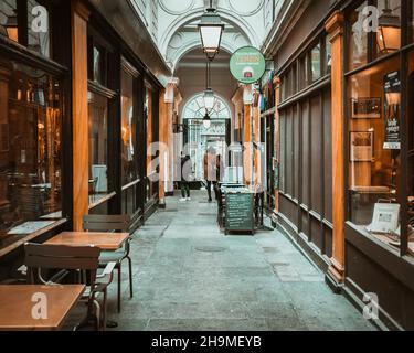 Interno di Passage des Panoramas - i passaggi coperti più antichi di Parigi. Il passaggio è stato aperto nel 1800. PARIGI, FRANCIA Foto Stock