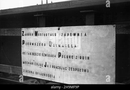 Warszawa, 1948-09-20. Budowa mostu Œl¹sko-D¹browskiego, przeprawy przez Wis³ê w ci¹gu komunikacyjnym Trasy Wschód-Zachód (Trasy W-Z). Uroczyste rozpoczêcie monta¿u przêse³ w obecnoœci prezydenta Boles³awa Bieruta. wb PAP Varsavia, 20 settembre 1948. La costruzione del ponte Slasko-Dabrowski attraverso il fiume Vistula, il prolungamento della linea di comunicazione W-Z (Est-Ovest). L'inaugurazione del ponte si estende all'assemblea in presenza del presidente Boleslaw Bierut. wb PAP Foto Stock