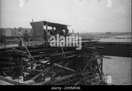 Warszawa, 1948-09-20. Budowa mostu Œl¹sko-D¹browskiego, przeprawy przez Wis³ê w ci¹gu komunikacyjnym Trasy Wschód-Zachód (Trasy W-Z). Uroczyste rozpoczêcie monta¿u przêse³ w obecnoœci prezydenta Boles³awa Bieruta. wb PAP Varsavia, 20 settembre 1948. La costruzione del ponte Slasko-Dabrowski attraverso il fiume Vistula, il prolungamento della linea di comunicazione W-Z (Est-Ovest). L'inaugurazione del ponte si estende all'assemblea in presenza del presidente Boleslaw Bierut. wb PAP Foto Stock