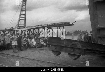 Warszawa, 1948-09-20. Budowa mostu Œl¹sko-D¹browskiego, przeprawy przez Wis³ê w ci¹gu komunikacyjnym Trasy Wschód-Zachód (Trasy W-Z). Uroczyste rozpoczêcie monta¿u przêse³ w obecnoœci prezydenta Boles³awa Bieruta. wb PAP Varsavia, 20 settembre 1948. La costruzione del ponte Slasko-Dabrowski attraverso il fiume Vistula, il prolungamento della linea di comunicazione W-Z (Est-Ovest). L'inaugurazione del ponte si estende all'assemblea in presenza del presidente Boleslaw Bierut. Nella foto: Un ponte in acciaio. wb PAP Foto Stock