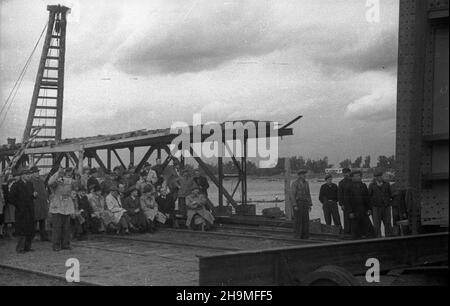 Warszawa, 1948-09-20. Budowa mostu Œl¹sko-D¹browskiego, przeprawy przez Wis³ê w ci¹gu komunikacyjnym Trasy Wschód-Zachód (Trasy W-Z). Uroczyste rozpoczêcie monta¿u przêse³ w obecnoœci prezydenta Boles³awa Bieruta. wb PAP Varsavia, 20 settembre 1948. La costruzione del ponte Slasko-Dabrowski attraverso il fiume Vistula, il prolungamento della linea di comunicazione W-Z (Est-Ovest). L'inaugurazione del ponte si estende all'assemblea in presenza del presidente Boleslaw Bierut. wb PAP Foto Stock