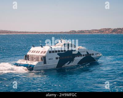 NAXOS, GRECIA - 05 settembre 2021: Una nave passeggeri Superjet in un mare vicino al porto di Naxos Foto Stock