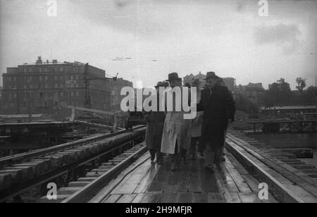 Warszawa, 1948-09-20. Budowa mostu Œl¹sko-D¹browskiego, przeprawy przez Wis³ê w ci¹gu komunikacyjnym Trasy Wschód-Zachód (Trasy W-Z). Uroczyste rozpoczêcie monta¿u przêse³ w obecnoœci prezydenta Boles³awa Bieruta. Dyrektor Mostostalu in¿. Zenon Woliñski (P) oprowadza Boles³awa Bieruta (na pierwszym planie, 2P). W tle budynek przy ulicy Nowy Zjazd 1. wb PAP Varsavia, 20 settembre 1948. La costruzione del ponte Slasko-Dabrowski attraverso il fiume Vistula, il prolungamento della linea di comunicazione W-Z (Est-Ovest). L'inaugurazione del ponte si estende all'assemblea in veste di Presidente Foto Stock