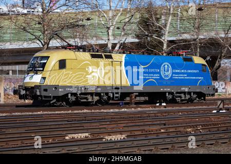 Budapest, Ungheria - 13 marzo 2021: Trasporto ferroviario internazionale. Treno locomotiva alla stazione. Trasporto ferroviario globale e spedizione. Foto Stock