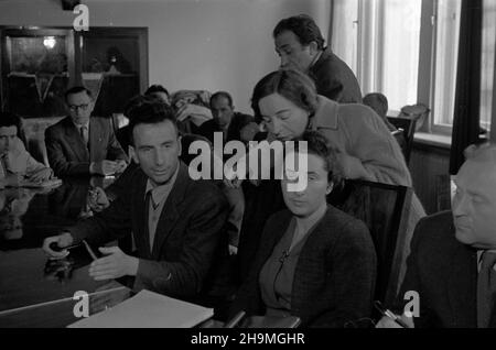 Warszawa, 1948-09-23. Gmach Warszawskiej Rady Zwi¹zków Zawodowych. Spotkanie przedstawicieli w³oskich zwi¹zków zawodowych z dziennikarzami. 11-osobowa delegacja w³oska przyby³a do Polski 21 wrzeœnia. Goœcie zwiedzili Warszawê, zak³ady przemys³owe na Dolnym Œl¹sku oraz Wystawê Ziem Odzyskanych. m.in. Sekretarz w³oskiego Komitetu Centralnego Rad Przemys³owych Leonardo Silvio (3P przy stole). msa PAP Varsavia, 23 settembre 1948. La costruzione del Consiglio dei sindacati di Varsavia. I rappresentanti dei sindacati italiani incontrano i giornalisti. I 11 membri della delegazione italiana sono venuti in Polonia per la se Foto Stock