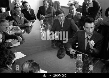 Warszawa, 1948-09-23. Gmach Warszawskiej Rady Zwi¹zków Zawodowych. Spotkanie przedstawicieli w³oskich zwi¹zków zawodowych z dziennikarzami. 11-osobowa delegacja w³oska przyby³a do Polski 21 wrzeœnia. Goœcie zwiedzili Warszawê, zak³ady przemys³owe na Dolnym Œl¹sku oraz Wystawê Ziem Odzyskanych. m.in. Sekretarz w³oskiego Komitetu Centralnego Rad Przemys³owych Leonardo Silvio (1P przy stole). msa PAP Varsavia, 23 settembre 1948. La costruzione del Consiglio dei sindacati di Varsavia. I rappresentanti dei sindacati italiani incontrano i giornalisti. I 11 membri della delegazione italiana sono venuti in Polonia per la se Foto Stock