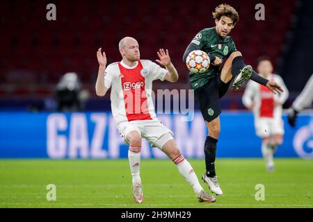 AMSTERDAM, PAESI BASSI - 7 DICEMBRE: Davy Klaassen di Ajax batte per la palla con Daniel Braganca di Sporting CP durante la partita UEFA Champions League tra Ajax e Sporting Clube de Portugal alla Johan Cruijff Arena il 7 dicembre 2021 ad Amsterdam, Paesi Bassi (Foto di Peter Lous/Orange Pictures) Foto Stock