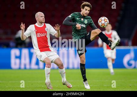 AMSTERDAM, PAESI BASSI - 7 DICEMBRE: Davy Klaassen di Ajax batte per la palla con Daniel Braganca di Sporting CP durante la partita UEFA Champions League tra Ajax e Sporting Clube de Portugal alla Johan Cruijff Arena il 7 dicembre 2021 ad Amsterdam, Paesi Bassi (Foto di Peter Lous/Orange Pictures) Foto Stock