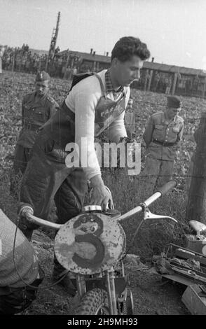 Warszawa, 1948-09-26. Stadion Robotniczego Klubu Sportowego Skra (ul. Wawelska 20). Na nowym torze ¿u¿lowym rozegrany zosta³ mecz miêdzypañstwowy Polska-Czechos³owacja. Dru¿yna polska zwyciê¿y³a 75 do 73. NZ. Zawodnik z dru¿yny czechos³owackiej Frantisek Seberka. msa PAP Varsavia, 26 settembre 1948. Lo stadio del club sportivo operaio Skra (via Wawelska 20). Una partita di autodromo Polonia-Cecoslovacchia si è svolta su una nuova pista di cinder. La Polonia ha vinto le 75:73. Nella foto: Frantisek Seberka della Cecoslovacchia. msa PAP Foto Stock