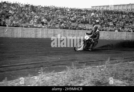 Warszawa, 1948-09-26. Stadion Robotniczego Klubu Sportowego Skra (ul. Wawelska 20). Na nowym torze ¿u¿lowym rozegrany zosta³ mecz miêdzypañstwowy Polska-Czechos³owacja. Dru¿yna polska zwyciê¿y³a 75 do 73. NZ. z numerem 1 zawodnik dru¿yny czechos³owackiej Cejner. msa PAP Varsavia, 26 settembre 1948. Lo stadio del club sportivo operaio Skra (via Wawelska 20). Una partita di autodromo Polonia-Cecoslovacchia si è svolta su una nuova pista di cinder. La Polonia ha vinto le 75:73. Nella foto: Cejner della Cecoslovacchia (n. 1). msa PAP Foto Stock