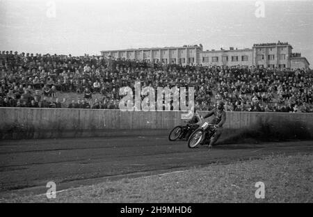 Warszawa, 1948-09-26. Stadion Robotniczego Klubu Sportowego Skra (ul. Wawelska 20). Na nowym torze ¿u¿lowym rozegrany zosta³ mecz miêdzypañstwowy Polska-Czechos³owacja. Dru¿yna polska zwyciê¿y³a 75 do 73. Z numerem 13 Jerzy Jankowski (P). msa PAP Varsavia, 26 settembre 1948. Lo stadio del club sportivo operaio Skra (via Wawelska 20). Una partita di autodromo Polonia-Cecoslovacchia si è svolta su una nuova pista di cinder. La Polonia ha vinto le 75:73. Nella foto: A destra Jerzy Jankowski (n. 13). msa PAP Foto Stock