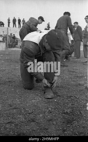 Warszawa, 1948-09-26. Stadion Robotniczego Klubu Sportowego Skra (ul. Wawelska 20). Na nowym torze ¿u¿lowym rozegrany zosta³ mecz miêdzypañstwowy Polska-Czechos³owacja. Dru¿yna polska zwyciê¿y³a 75 do 73. NZ. Zawodnik z dru¿yny czechos³owackiej Fiala. msa PAP Varsavia, 26 settembre 1948. Lo stadio del club sportivo operaio Skra (via Wawelska 20). Una partita di autodromo Polonia-Cecoslovacchia si è svolta su una nuova pista di cinder. La Polonia ha vinto le 75:73. Nella foto: Concorrente della Cecoslovacchia Fiala. msa PAP Foto Stock