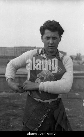 Warszawa, 1948-09-26. Stadion Robotniczego Klubu Sportowego Skra (ul. Wawelska 20). Na nowym torze ¿u¿lowym rozegrany zosta³ mecz miêdzypañstwowy Polska-Czechos³owacja. Dru¿yna polska zwyciê¿y³a 75 do 73. NZ. Zawodnik z dru¿yny czechos³owackiej Frantisek Seberka. msa PAP Varsavia, 26 settembre 1948. Lo stadio del club sportivo operaio Skra (via Wawelska 20). Una partita di autodromo Polonia-Cecoslovacchia si è svolta su una nuova pista di cinder. La Polonia ha vinto le 75:73. Nella foto: Frantisek Seberka della Cecoslovacchia. msa PAP Foto Stock