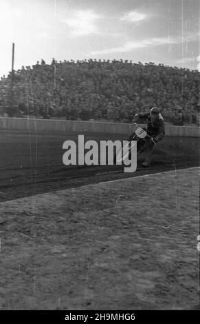 Warszawa, 1948-09-26. Stadion Robotniczego Klubu Sportowego Skra (ul. Wawelska 20). Na nowym torze ¿u¿lowym rozegrany zosta³ mecz miêdzypañstwowy Polska-Czechos³owacja. Dru¿yna polska zwyciê¿y³a 75 do 73. NZ. Alfred Smoczyk. msa PAP Varsavia, 26 settembre 1948. Lo stadio del club sportivo operaio Skra (via Wawelska 20). Una partita di autodromo Polonia-Cecoslovacchia si è svolta su una nuova pista di cinder. La Polonia ha vinto le 75:73. Nella foto: Alfred Smoczyk. msa PAP Foto Stock