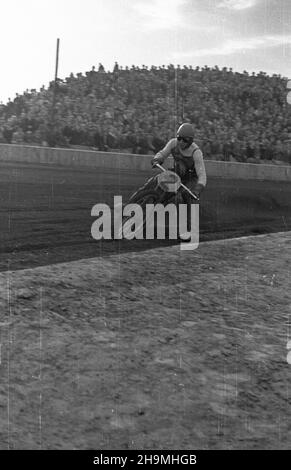 Warszawa, 1948-09-26. Stadion Robotniczego Klubu Sportowego Skra (ul. Wawelska 20). Na nowym torze ¿u¿lowym rozegrany zosta³ mecz miêdzypañstwowy Polska Czechos³owacja. Dru¿yna polska zwyciê¿y³a 75 do 73. NZ. Zawodnik dru¿yny czechos³owackiej Rudolf Havelka. msa PAP Varsavia, 26 settembre 1948. Lo stadio del club sportivo operaio Skra (via Wawelska 20). Una partita di autodromo Polonia-Cecoslovacchia si è svolta su una nuova pista di cinder. La Polonia ha vinto le 75:73. Nella foto: Rudolf Havelka della Cecoslovacchia. msa PAP Foto Stock