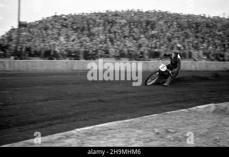 Warszawa, 1948-09-26. Stadion Robotniczego Klubu Sportowego Skra (ul. Wawelska 20). Na nowym torze ¿u¿lowym rozegrany zosta³ mecz miêdzypañstwowy Polska-Czechos³owacja. Dru¿yna polska zwyciê¿y³a 75 do 73. NZ. Alfred Smoczyk. msa PAP Varsavia, 26 settembre 1948. Lo stadio del club sportivo operaio Skra (via Wawelska 20). Una partita di autodromo Polonia-Cecoslovacchia si è svolta su una nuova pista di cinder. La Polonia ha vinto le 75:73. Nella foto: Alfred Smoczyk. msa PAP Foto Stock