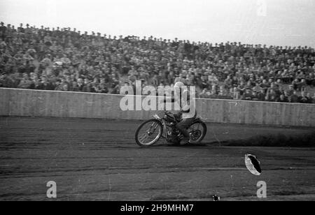 Warszawa, 1948-09-26. Stadion Robotniczego Klubu Sportowego Skra (ul. Wawelska 20). Na nowym torze ¿u¿lowym rozegrany zosta³ mecz miêdzypañstwowy Polska-Czechos³owacja. Dru¿yna polska zwyciê¿y³a 75 do 73. NZ. Zawodnik dru¿yny czechos³owackiej Fiala. msa PAP Varsavia, 26 settembre 1948. Lo stadio del club sportivo operaio Skra (via Wawelska 20). Una partita di autodromo Polonia-Cecoslovacchia si è svolta su una nuova pista di cinder. La Polonia ha vinto le 75:73. Nella foto: Fiala della Cecoslovacchia. msa PAP Foto Stock