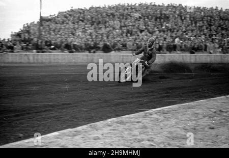 Warszawa, 1948-09-26. Stadion Robotniczego Klubu Sportowego Skra (ul. Wawelska 20). Na nowym torze ¿u¿lowym rozegrany zosta³ mecz miêdzypañstwowy Polska-Czechos³owacja. Dru¿yna polska zwyciê¿y³a 75 do 73. NZ. Janzy Jankowski. msa PAP Varsavia, 26 settembre 1948. Lo stadio del club sportivo operaio Skra (via Wawelska 20). Una partita di autodromo Polonia-Cecoslovacchia si è svolta su una nuova pista di cinder. La Polonia ha vinto le 75:73. Nella foto: Jerzy Jankowski. msa PAP Foto Stock