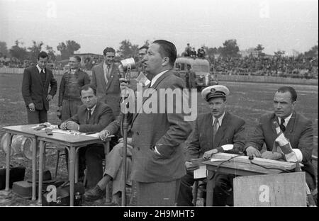 Warszawa, 1948-09-26. Stadion Robotniczego Klubu Sportowego Skra (ul. Wawelska 20). Na nowym torze ¿u¿lowym rozegrany zosta³ mecz miêdzypañstwowy Polska-Czechos³owacja. Dru¿yna polska zwyciê¿y³a 75 do 73. NZ. Oficjalne przemówienia. msa PAP Varsavia, 26 settembre 1948. Lo stadio Skra del Worker Sports Club (via Wawelska 20). Una gara interstatale polacco-cecoslovacca si è svolta su una nuova pista. La squadra polacca ha vinto il 75-73. Nella foto: Indirizzi ufficiali. msa PAP Foto Stock