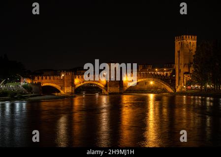 Castlevecchio ponte sopra il fiume Adige a Verona di notte, Italia Foto Stock