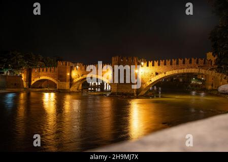 Castlevecchio ponte sopra il fiume Adige a Verona di notte, Italia Foto Stock