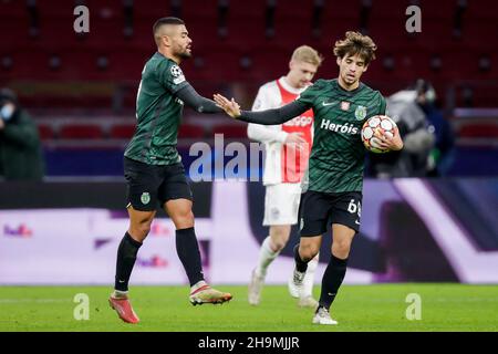 AMSTERDAM, PAESI BASSI - 7 DICEMBRE: Tabata of Sporting CP festeggia dopo aver segnato i suoi lati secondo gol con Daniel Braganca di Sporting CP durante la partita UEFA Champions League tra Ajax e Sporting Clube de Portugal alla Johan Cruijff Arena il 7 dicembre 2021 ad Amsterdam, Olanda (Foto di Peter Lous/Orange Pictures) Foto Stock