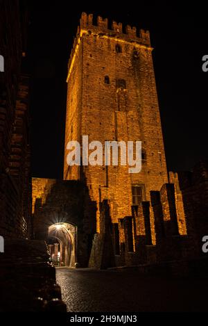 Torre del Castello di Castelvecchio a Verona di notte Foto Stock