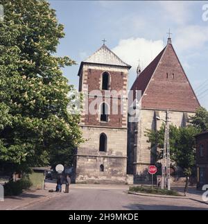 Wiœlica 06.1985. Kolegiata pw. Narodzenia Najœwiêtszej Marii Panny, gotycki koœció³ wzniesiony w XIV wieku przez króla Kazimierza Wielkiego. NZ. zachodnia fasada. wb PAP/Jan Morek Dok³adny dzieñ wydarzenia nieustalony. Wislica, giugno 1985. La facciata occidentale della Collegiata Basilica della nascita della Beata Vergine Maria a Wiœlica, una chiesa gotica del XIV secolo eretta da re Casimir il grande. wb PAP/Jan Morek evento giorno sconosciuto Foto Stock