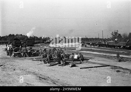 Szczecin, 1948-10. Teren budowy stacji rozrz¹dowej, naprzeciwko budowy portu prze³adunków masowych, po prawej stronie od ul. Czajkowskiego. Têdy bêd¹ jeŸdziæ wagony z wêglem ze Œl¹ska. NZ. Przerwa na posi³ek. mw PAP Dok³adny dzieñ wydarzenia nieustalony. Szczecin, ottobre 1948. Il cantiere di un cantiere di marchalling si trova di fronte al cantiere del porto di ricarico del carico, sul lato destro di via Czajkowskiego. Il percorso dei treni cargo con carbone dalla Slesia. Nella foto: Una pausa per il pasto. mw PAP Foto Stock