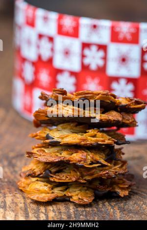 biscotti fiorentini su legno scuro Foto Stock