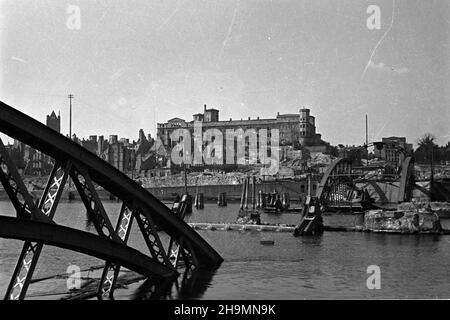 Szczecin, 1948-10. Resztki zniszczonego i zatopionego mostu K³odowego. W g³êbi Ruiny Zamku Ksi¹¿¹t Pomorskich, z lewej wie¿a zburzonej katedry pw. œw. Jakuba. mw PAP Dok³adny dzieñ wydarzenia nieustalony. Szczecin, ottobre 1948. I resti del ponte Klodowy distrutto e affondato. Sullo sfondo le rovine del Castello Pomerania Prices', da sinistra la torre distrutta della Cattedrale di San Giacobbe. mw PAP Foto Stock