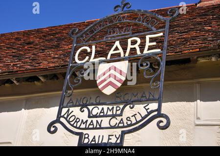 Villaggio segno a Clare Ancient House Museum, High Street, Clare, Suffolk, Inghilterra, Regno Unito Foto Stock