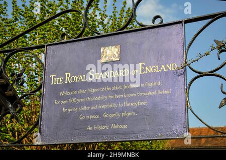 Cartello d'ingresso al pub Royal Standard of England, Forty Green, Beaconsfield, Buckinghamshire, Inghilterra, Regno Unito Foto Stock