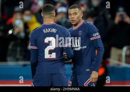 PARIJS, FRANCIA - 7 DICEMBRE: Kylian Mbappe di Parigi Saint Germain segna 2-0 nel corso del Gruppo A - UEFA Champions League match tra Paris Saint-Germain e Club Brugge al Parc des Princes il 7 dicembre 2021 a Parijs, Francia (Foto di Herman Dingler/Orange Pictures) Foto Stock