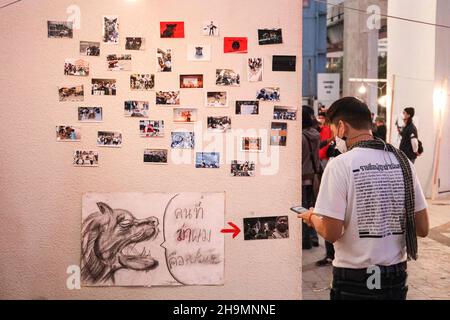 Bangkok, Tailandia. 7 Dic 2021. Il gruppo T'Challa organizza un evento ''la pantera nera non deve morire gratis'' con una discussione del forum ''ripristinare la giustizia perduta'' e mostra d'arte. In occasione della Corte Provinciale di Thong Pha Phum, Provincia di Kanchanaburi, una nomina ad ascoltare la sentenza della Corte Suprema sul caso di caccia alla pantera nera in un Santuario naturale di Thung Yai Naresuan l'8 dicembre 2021 (Credit Image: © Adirach Toumlamoon/Pacific Press via ZUMA Press Wire) Foto Stock