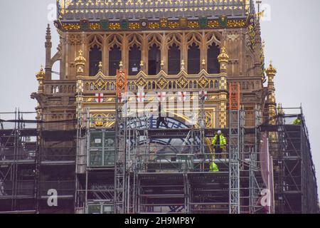 Londra, Regno Unito. 7 dicembre 2021. I lavoratori rinnovano il quadrante dell'orologio mentre la ristrutturazione del Big ben continua. I lavori di ristrutturazione dell'iconico monumento, ufficialmente chiamato Elizabeth Tower, iniziati nel 2017, saranno completati nel 2022. Credit: SOPA Images Limited/Alamy Live News Foto Stock