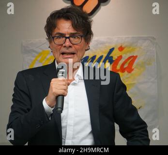 Bogota, Colombia. 6 dicembre 2021. Pre-candidati presidenziali in C, Colombia: Pre-candidato del Coalicion Centro Esperanza, Alejandro Gaviria all'inaugurazione della sua sede della campagna. (Credit Image: © Daniel Garzon Herazo/ZUMA Press Wire) Foto Stock