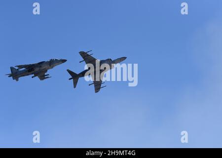 Un paio di United States Marine Corps AV-8B Harriers pausa per l'atterraggio a MCAS Miramar a San Diego, California Foto Stock