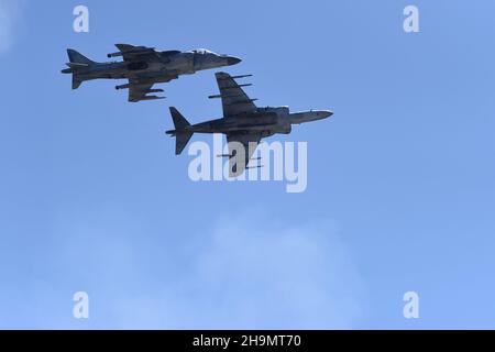 Un paio di United States Marine Corps AV-8B Harriers pausa per l'atterraggio a MCAS Miramar a San Diego, California Foto Stock