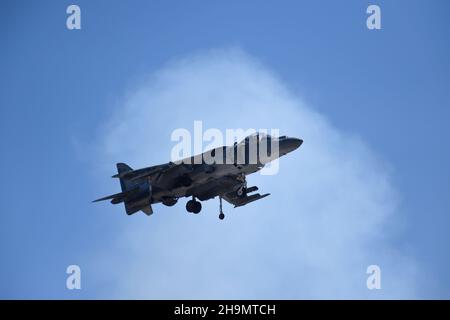 United States Marine Corps AV-8B Harrier Hovers durante una dimostrazione di volo a MCAS Miramar, a San Diego, California Foto Stock