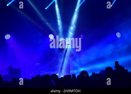 7 dicembre 2021, Pozzuoli, Napoli, Italia: Il cantante italiano Michele Bravi suona dal vivo a Duel Beat a Pozzuoli in provincia di Napoli con la sua la Geografia del Buio Tour 2021 (Credit Image: © Paola Visone/Pacific Press via ZUMA Press Wire) Foto Stock