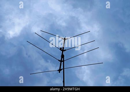 Vecchia antenna televisiva analogica su sfondo cielo nuvoloso, Sao Joao del Rei, Brasile Foto Stock