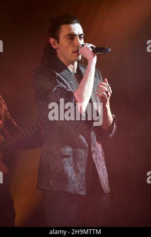 7 dicembre 2021, Pozzuoli, Napoli, Italia: Il cantante italiano Michele Bravi suona dal vivo a Duel Beat a Pozzuoli in provincia di Napoli con la sua la Geografia del Buio Tour 2021 (Credit Image: © Paola Visone/Pacific Press via ZUMA Press Wire) Foto Stock